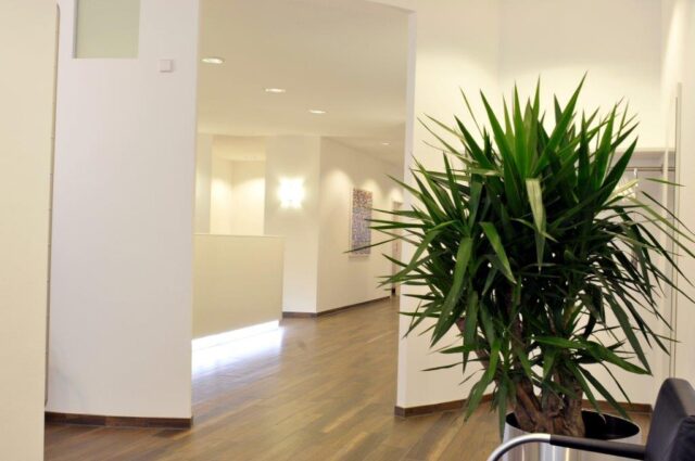 Blick auf Empfang vom Wartezimmer